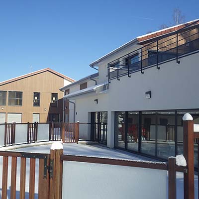 Piscine extérieure enneigée au village vacances Vosges les 4 Vents