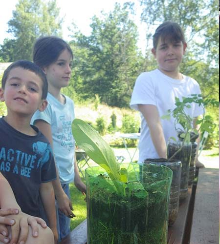 Jardinage avec le club enfant l'été au village vacances Vosges les 4 Vents